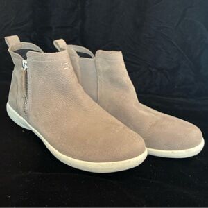 Abeo Leather Bootie’s light grey size 8